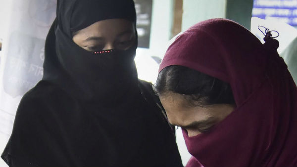 হিজাব পরে পরীক্ষা দিতে দেওয়ার অভিযোগ, কর্নাটকে বরখাস্ত সাত শিক্ষক হিজাব পরে পরীক্ষা দিতে দেওয়ার অভিযোগ, কর্নাটকে বরখাস্ত সাত শিক্ষক