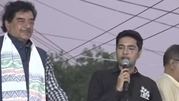 আচমকা প্রধানমন্ত্রী মোদীর প্রশংসায় পঞ্চমুখ শত্রুঘ্ন আচমকা প্রধানমন্ত্রী মোদীর প্রশংসায় পঞ্চমুখ শত্রুঘ্ন