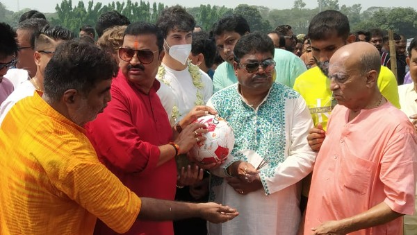 ঐতিহ্য এবং পরম্পরাকে বজায় রেখে ময়দানের ছোট-বড় সমস্ত ক্লাব মুখোরিত হয়ে উঠল নব বর্ষের প্রথম সকালে বার পুজো ঘিরে ঐতিহ্য এবং পরম্পরাকে বজায় রেখে ময়দানের ছোট-বড় সমস্ত ক্লাব মুখোরিত হয়ে উঠল নব বর্ষের প্রথম সকালে বার পুজো ঘিরে