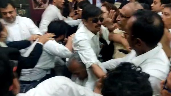আইনজীবীদের এজলাসে প্রবেশে বাধা