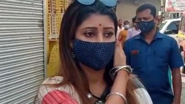ছবিতে দুই বিধায়কের সঙ্গে অভিযুক্ত নেতা