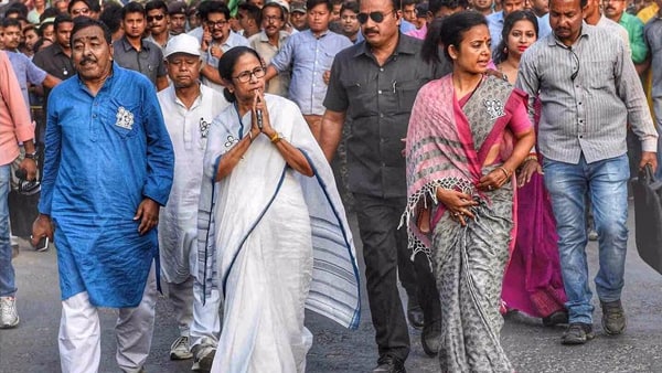 তোলাবাজি ইস্যুতে মমতার পথে হেঁটেই বার্তা মহুয়ার তোলাবাজি ইস্যুতে মমতার পথে হেঁটেই বার্তা মহুয়ার