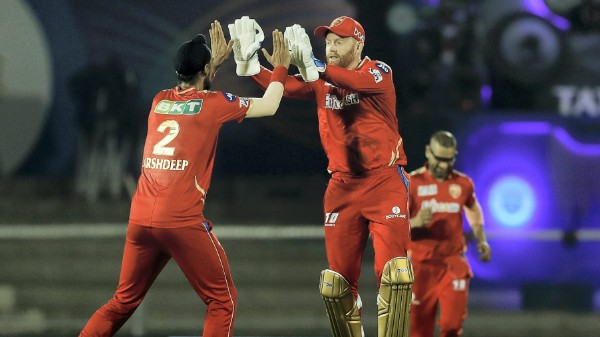 এ দিন টসে জিতে পাঞ্জাব কিংসকে ব্যাটিং করতে পাঠায় মুম্বই ইন্ডিয়ান্সের অধিনায়ক রোহিত শর্মা। মহারাষ্ট্র ক্রিকেট অ্যাসোসিয়েশনের ব্যাটিং সহায়ক পিচে প্রথম ব্যাট করার সুবিধা নিতে কোনও ভুল করেননি পাঞ্জাবের দুই ওপেনার ময়ঙ্কা আগরওয়াল এবং শিখর ধাওয়ান। নির্ধারিত ২০ ওভারে পাঞ্জাব তোলে ১৯৮/৫ রান। এ দিন টসে জিতে পাঞ্জাব কিংসকে ব্যাটিং করতে পাঠায় মুম্বই ইন্ডিয়ান্সের অধিনায়ক রোহিত শর্মা। মহারাষ্ট্র ক্রিকেট অ্যাসোসিয়েশনের ব্যাটিং সহায়ক পিচে প্রথম ব্যাট করার সুবিধা নিতে কোনও ভুল করেননি পাঞ্জাবের দুই ওপেনার ময়ঙ্কা আগরওয়াল এবং শিখর ধাওয়ান। নির্ধারিত ২০ ওভারে পাঞ্জাব তোলে ১৯৮/৫ রান।