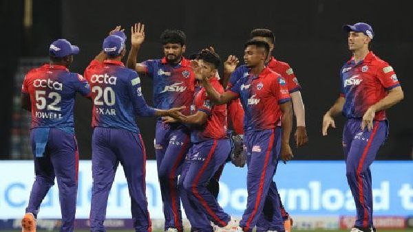 অস্বস্তিজনক জায়গায় দিল্লি
