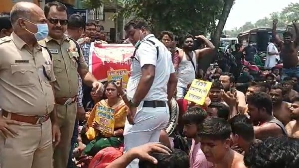 গরমে অসুস্থ বিক্ষোভকারীরা