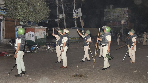 রাতের অন্ধকারে চলছে পুলিশের তল্লাশি!