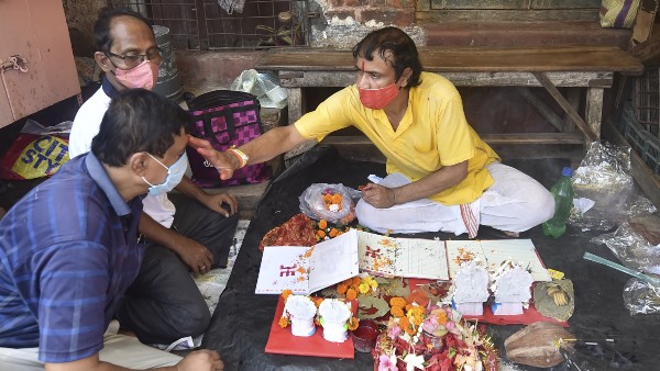 তিল ও কাপড়ের দান