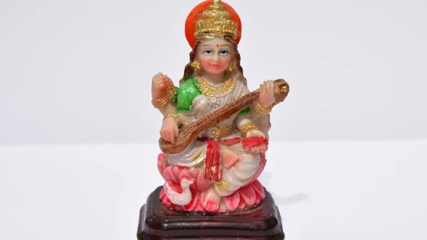 মা সরস্বতী ছবি ও মূর্তি রাখবেন