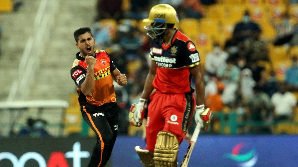 IPL: ‘ব্যাটসম্যানদের হেলমেটে মারতে দারুণ লাগে, আমার আদর্শ আমি স্বয়ং’, একাধিক বিষয়ে মুখ খুললেন উমরান মালিক IPL: ‘ব্যাটসম্যানদের হেলমেটে মারতে দারুণ লাগে, আমার আদর্শ আমি স্বয়ং’, একাধিক বিষয়ে মুখ খুললেন উমরান মালিক