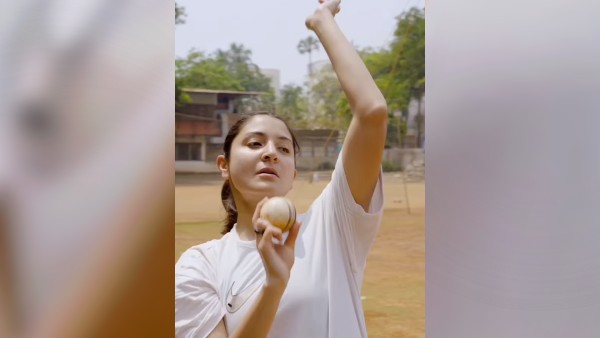 'ঝুলন' বেশে অনুষ্কা