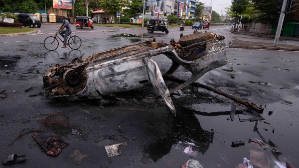 মহিন্দা ও গোতবায়ার স্মৃতি স্মৃতিস্তম্ভ ধ্বংস করল বিক্ষোভকারীরা!