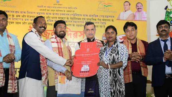 অনুষ্ঠানে পর্দায় ভেসে উঠল পর্ন ক্লিপিং, কেন্দ্রীয় মন্ত্রীর সামনে লজ্জায় মাথা হেঁট ইন্ডিয়ান অয়েলের অনুষ্ঠানে পর্দায় ভেসে উঠল পর্ন ক্লিপিং, কেন্দ্রীয় মন্ত্রীর সামনে লজ্জায় মাথা হেঁট ইন্ডিয়ান অয়েলের