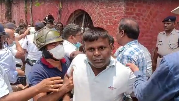 পুলিশকে দেহ নিয়ে যেতে বাধা