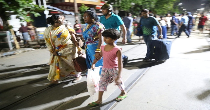 বৃষ্টিতে বউবাজারের মেট্রোর ঘটনায় বাড়ল আতঙ্ক, প্রশ্ন উঠছে কর্তৃপক্ষের কাজ নিয়ে বৃষ্টিতে বউবাজারের মেট্রোর ঘটনায় বাড়ল আতঙ্ক, প্রশ্ন উঠছে কর্তৃপক্ষের কাজ নিয়ে