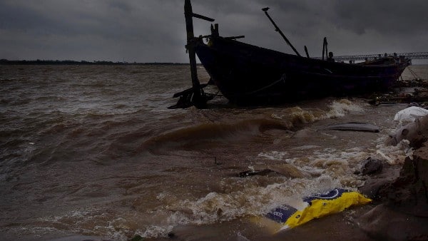 দেশে অনেকগুলি ঘূর্ণাবর্ত ও অক্ষরেখা অবস্থান করছে