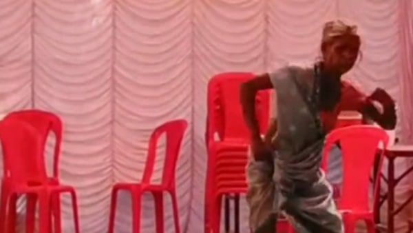 শামি-শামিতে নাচ বয়স্ক মহিলার