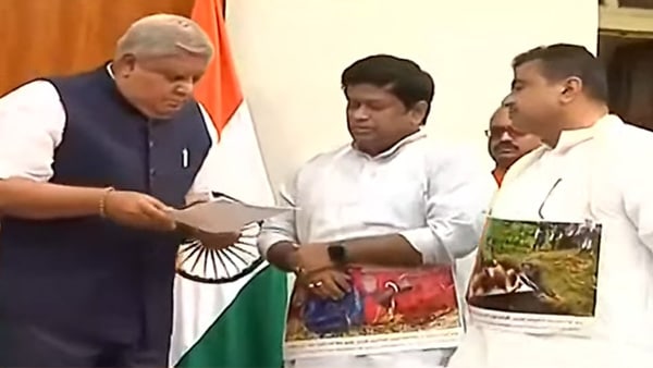 সবাইকেই পাশে থাকার বার্তা দেন রাজ্যপাল