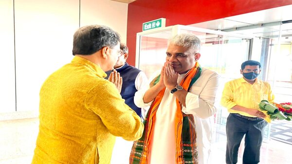 এগিয়ে ছিলেন মানিক সাহাই