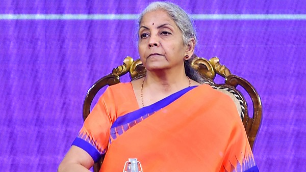 সরকারি আধিকারিক জল চাইছিলেন, এগিয়ে এলেন খোদ অর্থমন্ত্রী! মুহূর্তে ভাইরাল ভিডিও সরকারি আধিকারিক জল চাইছিলেন, এগিয়ে এলেন খোদ অর্থমন্ত্রী! মুহূর্তে ভাইরাল ভিডিও
