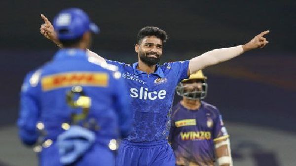 নজর কাড়লেন কার্তিকেয়ও