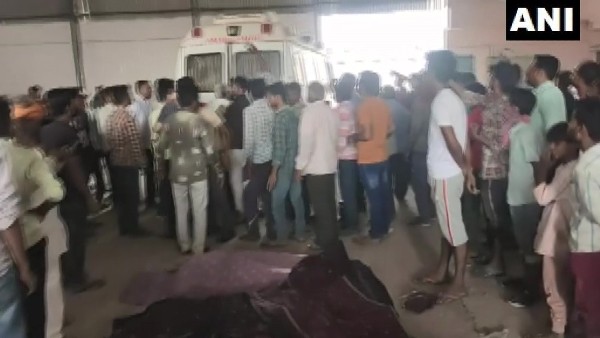 উদ্ধারকাজে সাহায্য করছে স্থানীয়রাও