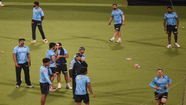 গুজরাত দ্বৈরথে এগিয়ে