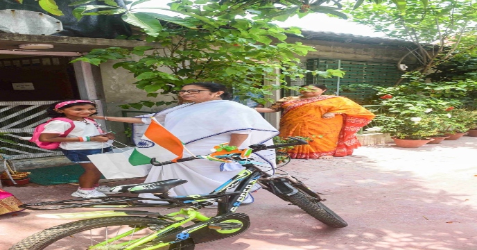 কন্যাশ্রী বদলে দিয়েছে জীবন, মমতাকে ধন্যবাদ দিতে সাইকেলে পাড়ি সাড়ে তিনশো মাইল কন্যাশ্রী বদলে দিয়েছে জীবন, মমতাকে ধন্যবাদ দিতে সাইকেলে পাড়ি সাড়ে তিনশো মাইল