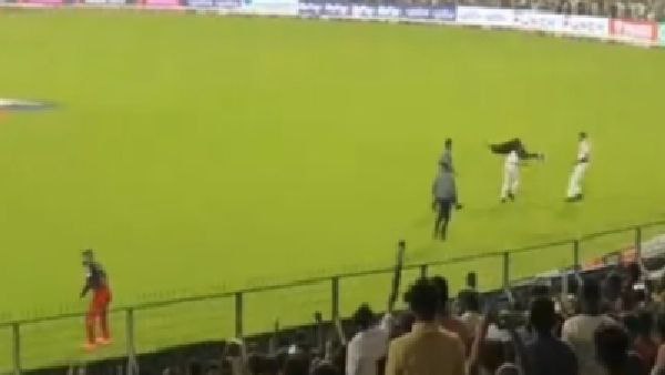 ইডেনে মাঠে ঢুকলেন দর্শক