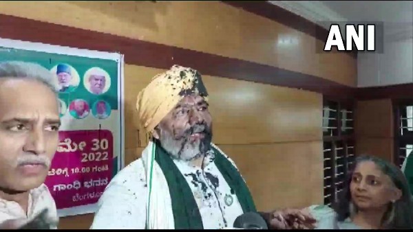 কৃষক নেতা রাকেশ টিকাইতের মুখে কালি, তুলকালাম বেঙ্গালুরুতে কৃষক নেতা রাকেশ টিকাইতের মুখে কালি, তুলকালাম বেঙ্গালুরুতে