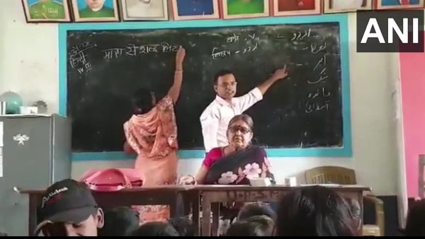 একই ব্ল্যাকবোর্ডে একসঙ্গে চলছে একাধিক ভাষার ক্লাস, চরম দুর্গতির শিকার পড়ুয়ারা একই ব্ল্যাকবোর্ডে একসঙ্গে চলছে একাধিক ভাষার ক্লাস, চরম দুর্গতির শিকার পড়ুয়ারা