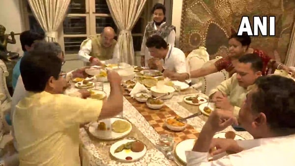 এড়ালেন নৈশভোজ বিতর্ক