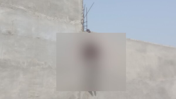 দেহ উদ্ধারের পুলিশের তদারকি
