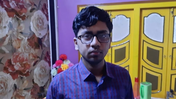 তৃতীয় স্থানে রয়েছেন অভীক দাস।