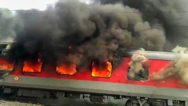 হায়দরাবাদে ট্রেনে আগুন