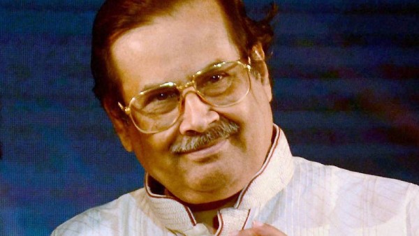মহাগুরুর আসনে বসিয়েছেন পন্ডিত অজয় চক্রবর্তীকে