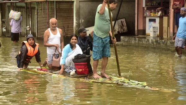 বন্যায় ঘরছাড়া ১.৫৬ লক্ষ মানুষ!