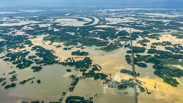 বিপর্যস্ত অসমের বড় অংশ