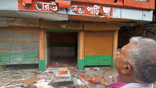 উলুবেড়িয়াক পার্টি অফিস পরিদর্শনে দিলীপ