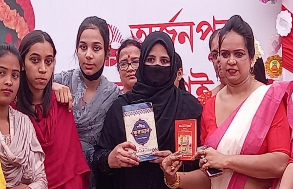 কোরআন - গীতার সহাবস্থানে মানবতার বার্তা দিয়ে দুর্গা পুজোর ঢাকে কাঠি কোরআন - গীতার সহাবস্থানে মানবতার বার্তা দিয়ে দুর্গা পুজোর ঢাকে কাঠি