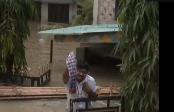 বন্যা পরিস্থিতি পরিদর্শনে গেলেন হিমন্ত শর্মা, জল বেয়ে মুখ্যমন্ত্রীকে সম্বর্ধনা ব্যক্তির বন্যা পরিস্থিতি পরিদর্শনে গেলেন হিমন্ত শর্মা, জল বেয়ে মুখ্যমন্ত্রীকে সম্বর্ধনা ব্যক্তির