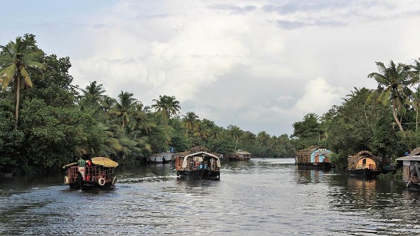 প্রচন্ড গরমের কেরলের ব্যাকওয়াটার অতুলনীয়, বোটে বসে উপভোগ করুন সূর্যাস্ত প্রচন্ড গরমের কেরলের ব্যাকওয়াটার অতুলনীয়, বোটে বসে উপভোগ করুন সূর্যাস্ত