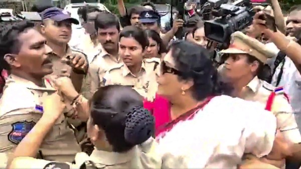 রাহুল গান্ধীর সমর্থনে হায়দরাবাদে বিক্ষোভ, কর্তব্যরত পুলিশের কলারে টান কংগ্রেস নেত্রীর রাহুল গান্ধীর সমর্থনে হায়দরাবাদে বিক্ষোভ, কর্তব্যরত পুলিশের কলারে টান কংগ্রেস নেত্রীর