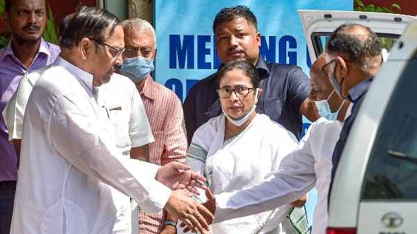 মমতা বন্দ্যোপাধ্যায়ের উপস্থিতি নিয়ে প্রশ্ন