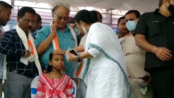 অজ্ঞান কিশোরী, মানবিক মমতা বক্তৃতা থামিয়ে জলের বোতল নিয়ে এগিয়ে এলেন শুশ্রুষায় অজ্ঞান কিশোরী, মানবিক মমতা বক্তৃতা থামিয়ে জলের বোতল নিয়ে এগিয়ে এলেন শুশ্রুষায়
