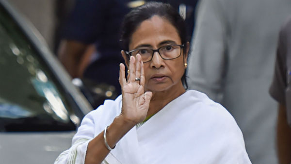 মুখ্যমন্ত্রী কি দূরত্ব তৈরি করছেন?