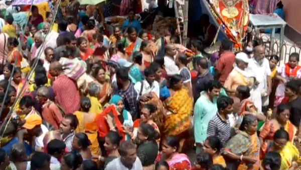 পানিহাটিতে দই-চিড়ে উৎসবে চরম বিশৃঙ্খলা! পানিহাটিতে দই-চিড়ে উৎসবে চরম বিশৃঙ্খলা!