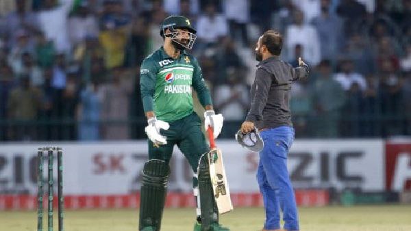 বাবরের অবৈধ ফিল্ডিংয়ে শাস্তি পাকিস্তানের! বাবরের অবৈধ ফিল্ডিংয়ে শাস্তি পাকিস্তানের!