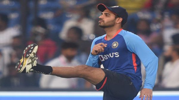 জোড়া রেকর্ডের সামনে