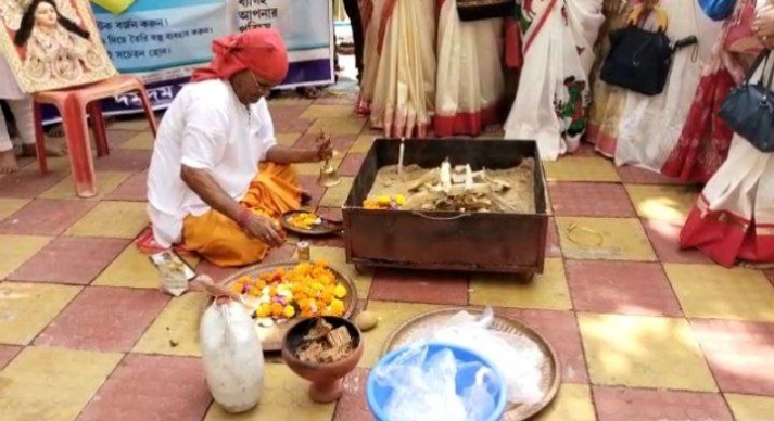 বন্ধ হচ্ছে প্লাস্টিক , প্লাস্টিকাসুরমর্দিনী রূপে দুর্গা আরাধনা করবে ওঁরা বন্ধ হচ্ছে প্লাস্টিক , প্লাস্টিকাসুরমর্দিনী রূপে দুর্গা আরাধনা করবে ওঁরা