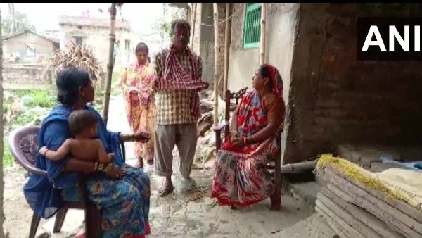 হাসপাতাল আটকে রেখেছে ছেলের দেহ, ৫০ হাজার টাকার জন্য রাস্তায় ভিক্ষে করছেন বৃদ্ধ দম্পতি হাসপাতাল আটকে রেখেছে ছেলের দেহ, ৫০ হাজার টাকার জন্য রাস্তায় ভিক্ষে করছেন বৃদ্ধ দম্পতি